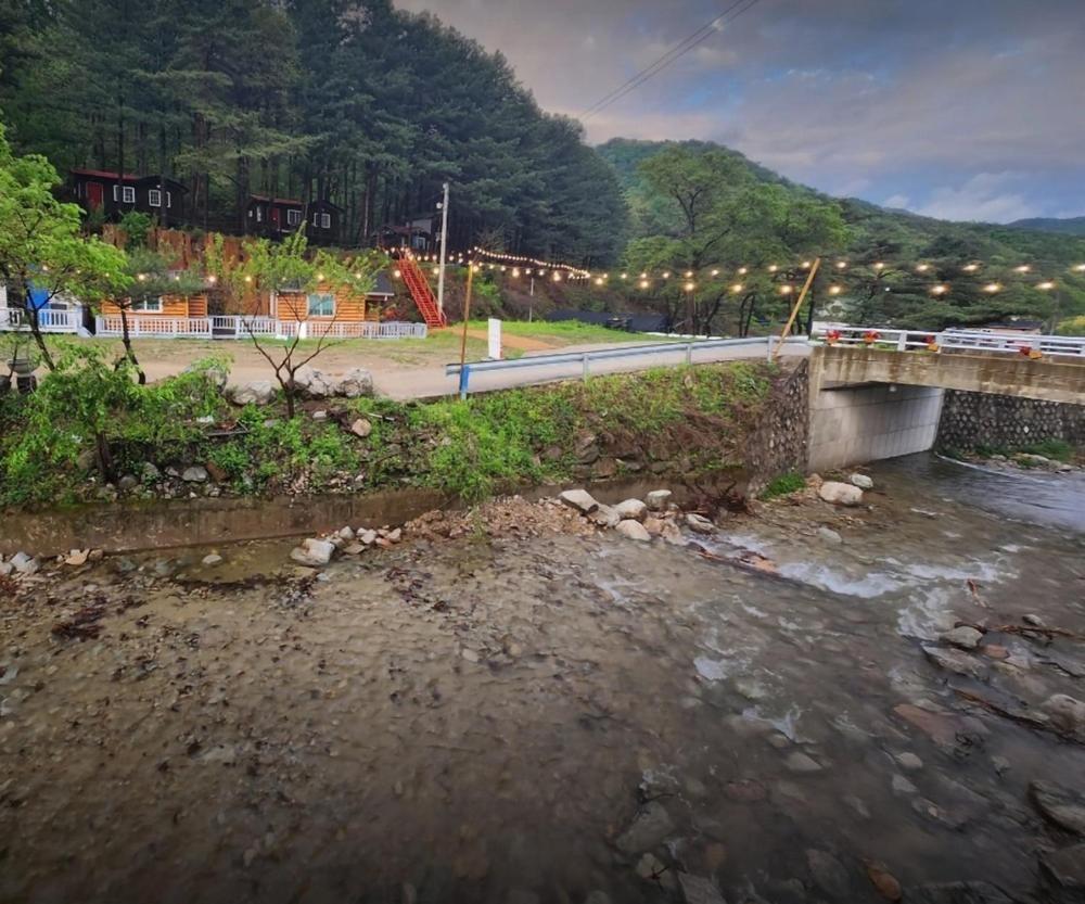 Hongcheon Gongjaksan Recreational Forest Pension ภายนอก รูปภาพ