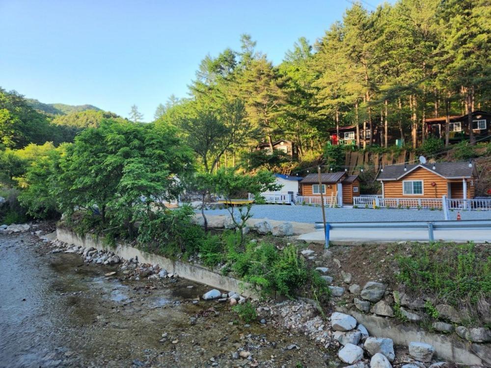 Hongcheon Gongjaksan Recreational Forest Pension ภายนอก รูปภาพ