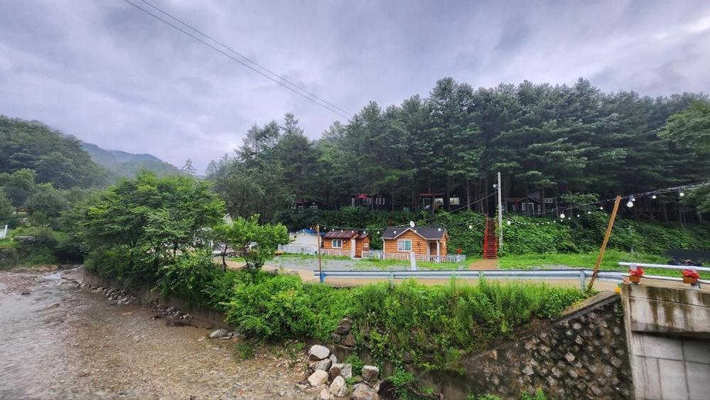 Hongcheon Gongjaksan Recreational Forest Pension ภายนอก รูปภาพ